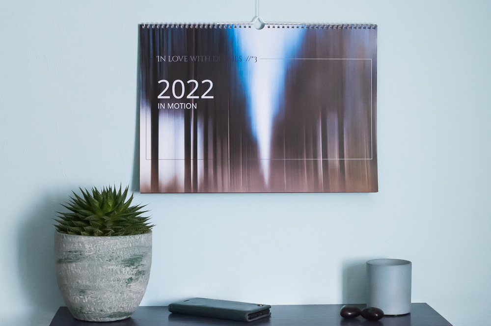 Kalender in DIN A3 Größe an der Wand mit Deko als Größenvergleich