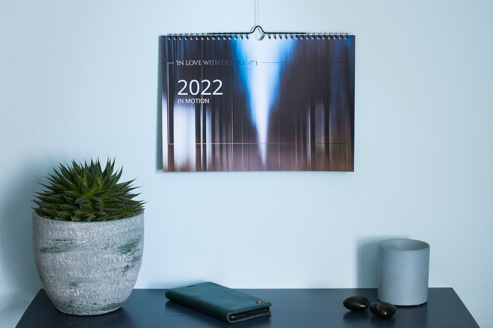 Kalender in DIN A4 Größe an der Wand mit Deko als Größenvergleich