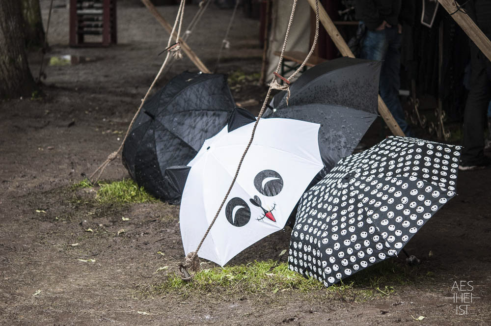 zum Trocknen aufgestellte Regenschirme