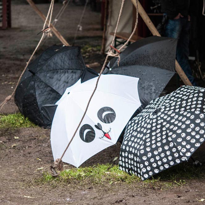 zum Trocknen aufgestellte Regenschirme