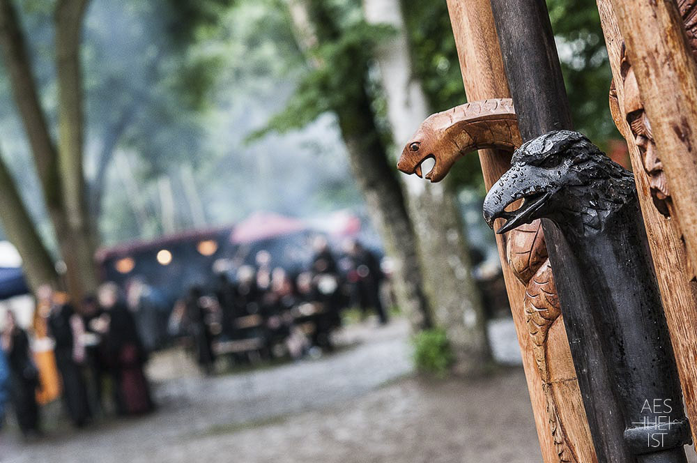 Holzschnitzerei zum Verkauf im Heidnischen Dorf