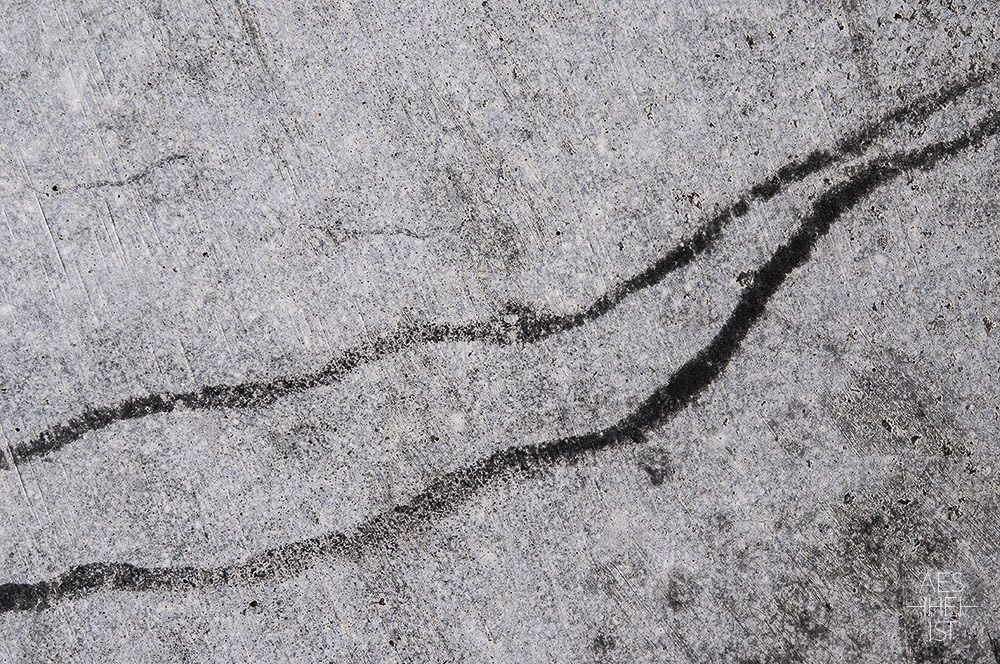 zwei schräg aufsteigende Linien auf Beton