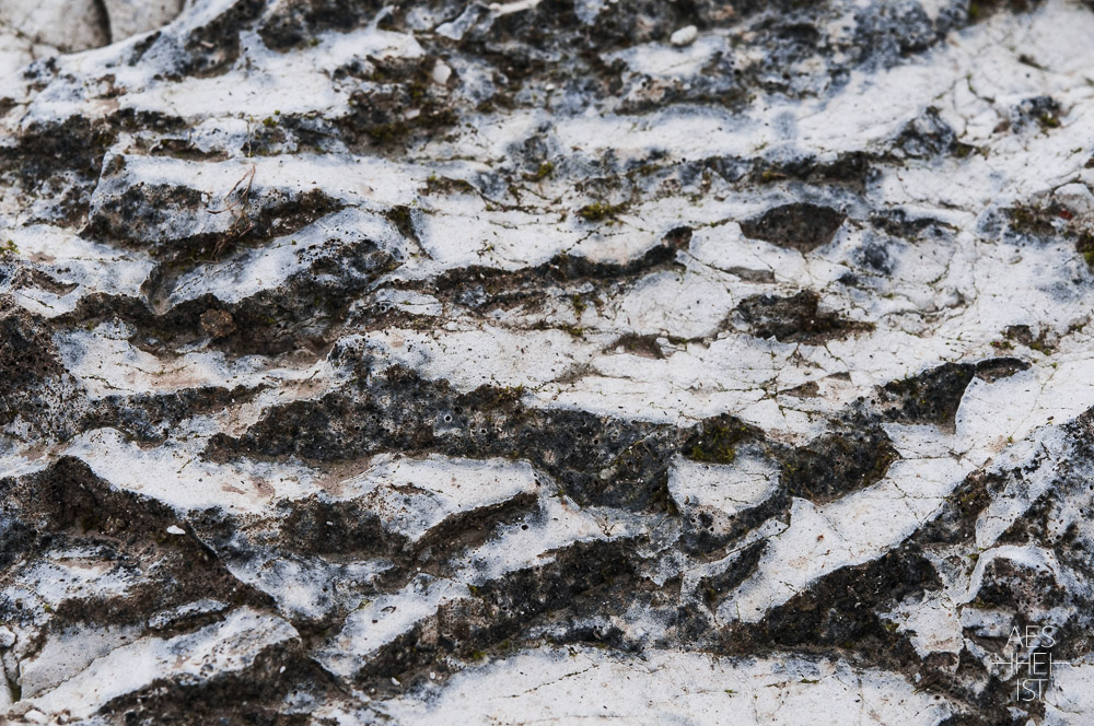 stone pattern with white sediments