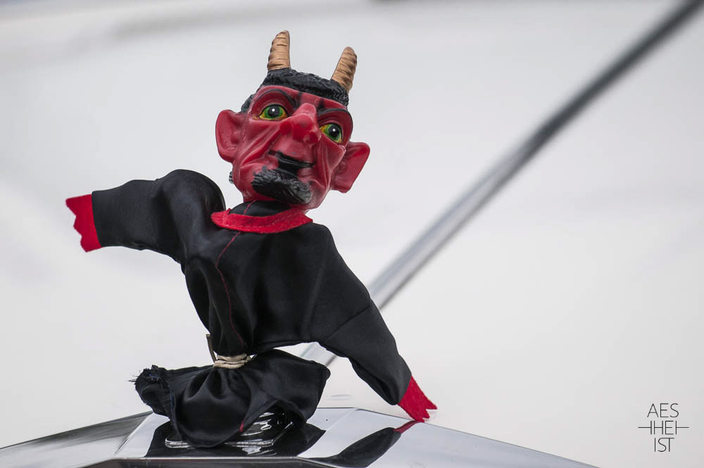 devil-handdoll on engine hood