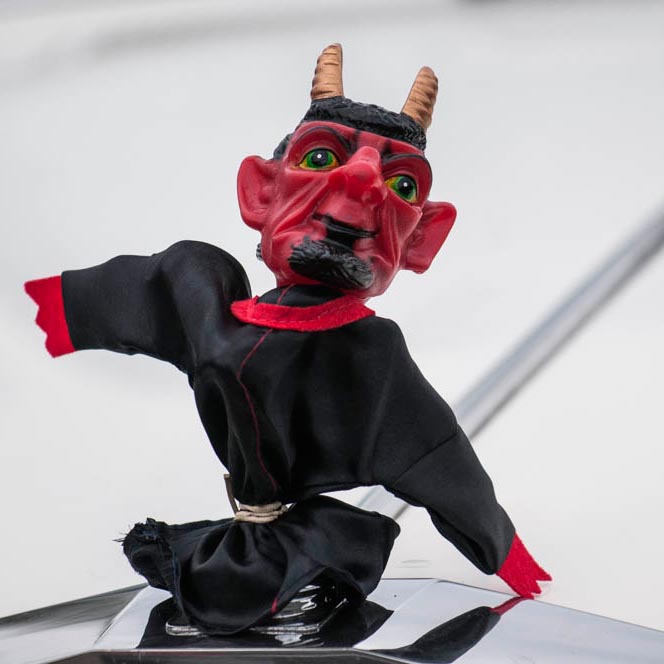 devil-handdoll on engine hood